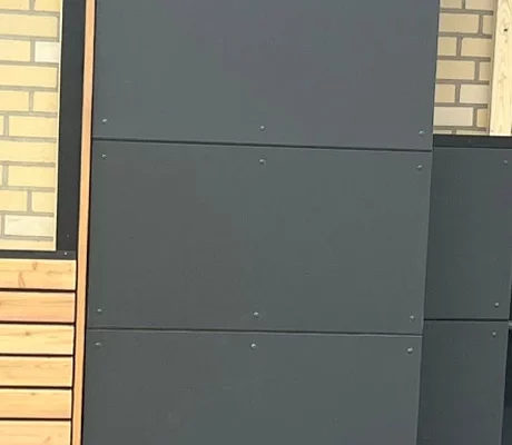 Holzfassade in Wistedt. Holzfassade mit Aluminiumfensterbänken in Wistedt.