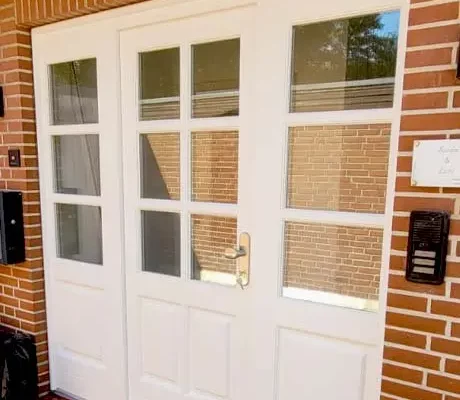 Frei gestaltete Holzhaustüren in Sankt Peter-Ording Frei gestaltete Holzhaustüren in Sankt Peter-Ording