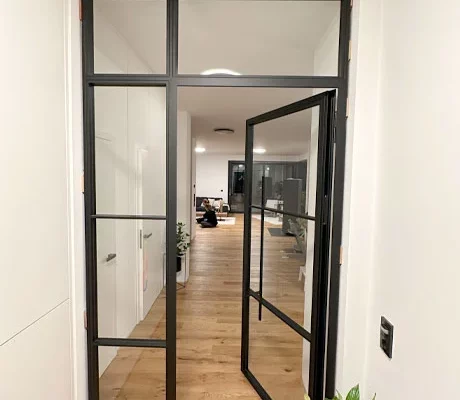 Modern gestaltete Lofttür Modern gestaltete Lofttür mit großzügiger Glasfläche